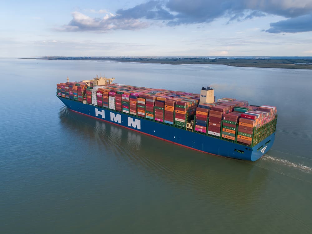 英国テムズ川を航行するHMM（Hyundai Merchant Marine）社運航のコンテナ船