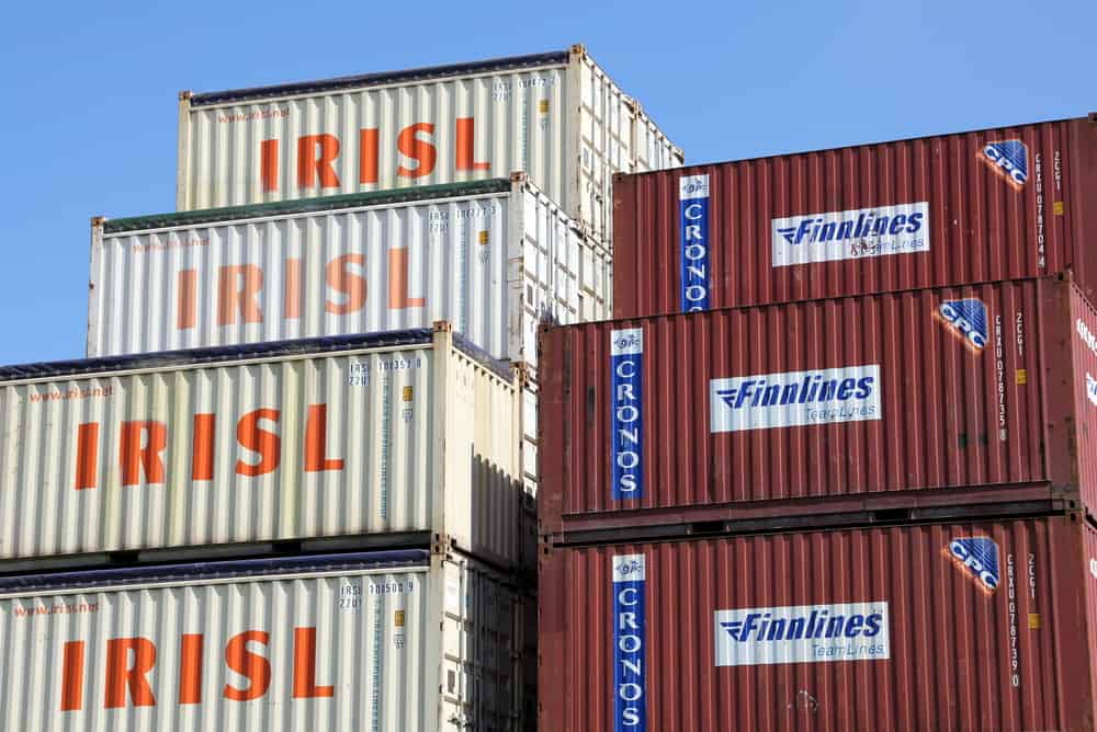 Fraktcontainere fra IRISL Group stablet i havnen i Hamburg, Tyskland.