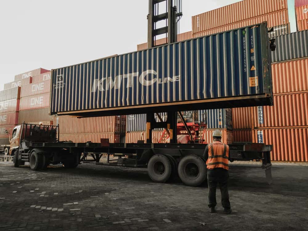 En container från Korea Marine Transport Corporation lastas på däck i hamnen i Surabaya, Indonesien.