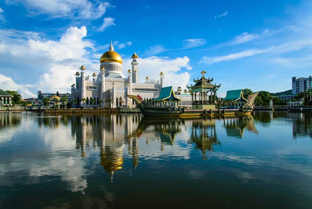 Una hermosa mezquita con un paseo marítimo en Brunei