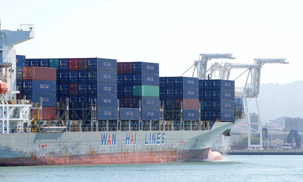 Een containerschip van Wan Hai Lines in Oakland, Californië.